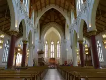 J�nk�ping, Mittelschiff der Sofia Kirche, Altar von K. J. Dyfverman, Chorfenster von 1890 gestaltet durch Franz Xaver Zettler (14.06.2015)