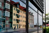 Historische Bausubstanz trifft auf moderne Glasfassade. In der Havnegade von F�borg trifft die historische Altstadt auf die modernen Kontorgeb�ude vom Hafen. Das Foto wurde mit einer Praktica Modell 1952 aufgenommen. F�borg, 21.06.2015