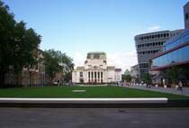 Blick �ber die schwebenden Rasenfl�chen zum Stadttheater von Duisburg