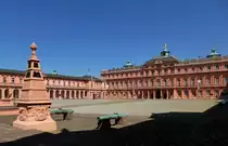 Rastatt, Blick �ber den Ehrenhof auf die Schlo�fassade, April 2015