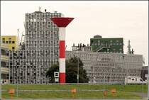 Dieser Geb�udekomplex des Alfred-Wegener-Instituts am Handelshafen in Bremerhaven wurde von den Steidle Architekten, M�nchen, entworfen. Davor steht das Oberfeuer Geestem�nde. Aufnahmedatum: 19.08.2007