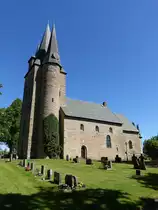Lidk�ping, romanische Kirche von Husaby, erste mittelalterliche Domkirche Schwedens, erbaut ab 1100, gotische Spitzb�gen 14. Jahrhundert (15.06.2015)