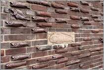 Fischschw�rme auf der Mauer rund um das Busse-Denkmal in Bremerhaven. Aufnahmedatum: 19.08.2007