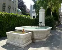 Basel, der Antonierhof-Brunnen in der Altstadt von Kleinbasel, Juni 2015