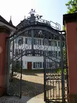 Basel, sch�nes schmiedeeisernes Eingangstor zum Hatst�tter Hof, Juni 2015