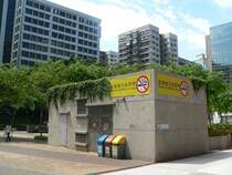 Es herrscht ein sehr strikter Nichtraucherschutz in Hong Kong. Selbst in Fu�g�ngerzonen und Parks darf hier nicht geraucht werden, es drohen empfindliche Geldbu�en. Gleiches gilt f�r das in China �bliche Spucken. 09/2007