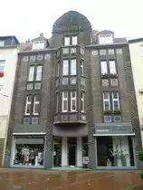 Das ist das Geb�ude der ehemaligen Borbecker Genossenschaftsbank. Die Mosaike auf der Fassade geben Auskunft �ber die Gesellschafter. (Oktober 2012)