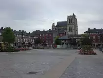 Abbeville, Place Max Lejeune mit Turm der St. Vulfran Kirche (12.07.2015)