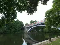 Hamburg am 29.6.2015: Kuhm�hlenteich im Stadtteil Uhlenhorst / Hohenfelde mit der dar�ber f�hrenden U-Bahn Ringstrecke