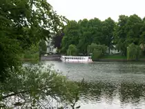 Hamburg am 14.6.2015: Kuhm�hlenteich im Stadtteil Uhlenhorst / Hohenfelde mit einem Alsterrundfahrtschiff