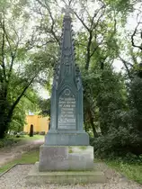 Obelisk, ein gusseisernes Denkmal in Form einer gotischen Fiale mit Eisernem Kreuz (H�he 5,50 Meter) in Erinnerung an die Schlacht bei Gro�beeren gegen die napoleonischen Truppen am 23. August 1813, auf den alten Kirchhof an der Schinkelkirche, am 15. Juli 2015 in Gro�beeren