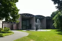 Basel, den Bauk�rper des Tinguely Museums schuf der Tessiner Architekt Mario Botta, hier die Westseite mit �ffnung zum Paul Sacher-Park, Juni 2015