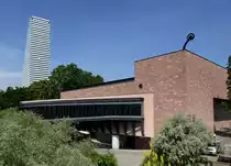 Basel, Blick von der Schwarzwaldbr�cke auf das Tinguely Museum, im Hintergrund der Roche Tower, Juni 2015