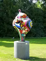 Basel, Kunstwerk  Gwendolyn  von der Schweizer K�nstlerin Niki de Saint Phalle von 1966, steht in der Paul Sacher-Anlage, Juni 2015
