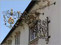 Bad Schussenried. Den Gasthof zur Linde im Ortsteil Steinhausen ziert ein schmuckes, schmiedeeisernes Wirtshausschild. 05.07.2015