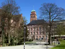 Freiburg, Blick �ber den Karl-Rahner-Platz auf die Albert-Ludwig-Universit�t, links die Alte Universit�tsbibilothek, April 2015