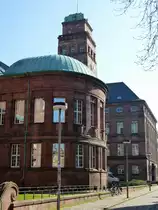 Freiburg, das Kollegiengeb�ude I von 1911 der Albert-Ludwig-Universit�t mit dem Uni-Turm, April 2015