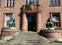 Freiburg, Eingang zum Kollegiengeb�ude I der Uni, mit den beiden griechischen Philosophen rechts und links, April 2015