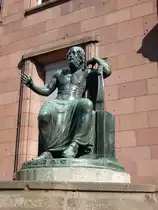 Freiburg, der griechische Philosoph Homer vor dem Haupteingang der Albert-Ludwig-Universit�t, April 2015