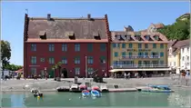 Meersburg. Die Seepromenade f�hrt auch an diesen Geb�uden am Hafen entlang. 10.07.2015