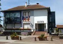 Battenheim, das Rathaus der ca.1500 Einwohner z�hlenden Gemeinde im s�dlichen Elsa�, Juni 2015