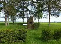 Kunheim, der Gedenkstein erinnert an die Ortsverlegung von 1766, wegen st�ndiger Hochwassergefahr vom naheliegenden Rhein wurde der gesamte Ort weiter westwerts neu aufgebaut, Mai 2015