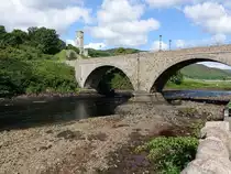 Helmsdale, alte Br�cke �ber des Fluss Helmsdale und Glocktower (06.07.2015)