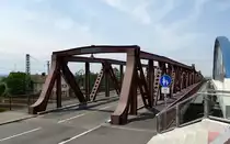 Weil am Rhein, die Friedensbr�cke �berspannt die Gleisanlagen der Bundesbahn, die Stahlfachwerkbr�cke f�r den Stra�enverkehr wurde 1908 eingeweiht, Juni 2015