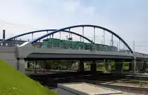 Weil am Rhein, die 2014 in Betrieb genommene Stra�enbahnverbindung nach Basel �berquert die Bahnanlagen nahe dem Bahnhof, Juni 2015