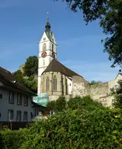Laufenburg, die katholische Pfarrkirche  Johannis der T�ufer , die gotische Stadtkirche stammt von 1479, Juli 2015