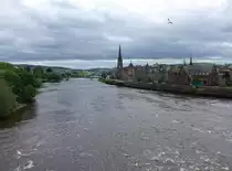 Perth, Tay River mit St. Matthew Kirche und Altstadt (08.07.2015)