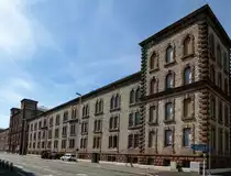 M�lhausen (Mulhouse), die Stra�enfront der ehemaligen Kaiser-Wilhelms-Kaserne, jetzt hochwertiger Wohnkomplex, Juni 2015