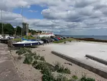 Kirkcaldy, malerische alte H�uschen und alter Kirchturm am Hafen (09.07.2015)