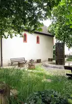 Blick auf den kastanienbl�tenverregneten Kapellenwinkel mit Brunnen aus dem Jahre 1986 zum 1200 - j�hrigen Jubil�um von Freiburgs s�dlichem Stadtteil St-Georgen. M�rz 2105