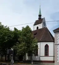 Riehen, die evangelische Dorfkirche St.Martin, geht zur�ck auf das 11.Jahrhundert, mehrmals erweitert und umgebaut, Turm 41m hoch, steht unter Denkmalsschutz, Juni 2015