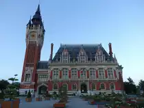 Calais, Rathaus mit 75 Meter hohem Turm im fl�misches Stil (11.07.2015)