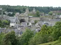 Fougeres, Ausblick auf die Schlo�anlage vom Place aux Arbres, Wehrmauern mit 13 T�rmen, am h�chsten Punkt der Anlage befinden sich der Tour Melusine und Tour du Gobelin (12.07.2015)