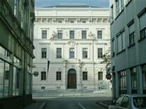 Das Landes- und Bezirksgericht Wels ist als mehrere Jahrhunderte altes Geb�ude nat�rlich auf  pomp�s  gebaut und vor vier Jahren renoviert worden. Unpassend ist jedoch, das es kaum einen Vorplatz hat, so bleibt einen der Blick auf die Front nur duch die dunkle Gasse - auch eine Art.