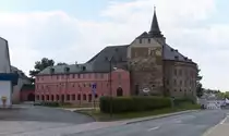 Im Jahre 1349 wurde das Schloss M�hltroff erstmalig im Lehnsbuch Friedrichs des Strengen als  castrum , was soviel wie befestigter Ort oder Feldlager meint, als  meissnisches Lehen  erw�hnt. Die Geschichte des Schlosses beginnt allerdings schon bedeutend fr�her. Urspr�nglich bestand das Schloss aus einem runden Wehr- und Wartturm auf Gr�nsteinfelsen, um den, im Laufe der Jahrhunderte, Wohn- und Wirtschaftsgeb�ude nebst einem Rittergut durch die herrschaftlichen Besitzer erbaut worden sind. Besitzer des Schlosses waren u. a. die V�gte von Plauen und die Markgrafen von Mei�en, das Rittergeschlecht der Edlen S�cke, die Freiherren von Bodenhausen und von Kospoth und die Grafen von Hohenthal- P�chau. Otto Carl Erdmann von Kospoth (1753- 1817) war zudem auch preu�ischer Kammerherr Friedrichs des Gro�en in Berlin und zu seiner Zeit ein bekannter Komponist. Durch eine Schenkung am Anfang der 1940´er Jahre wurde die Stadt M�hltroff Besitzer des Schlosses. W�hrend der Zeit zwischen 1949- 1989 war das Schloss Volkseigentum und nach der Wende wurde es wieder kommunales Eigentum der Stadt M�hltroff.
22.08.2015