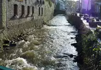 Erftlauf mitten durch Bad M�nstereifel im Gegenlicht - 04.01.2015