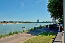 Bonn Rheinuferpromenade, gegen�ber Bonn-Beuel, im Hintergrund das Siebengebirge und der Posttower - 04.06.2015