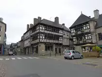 Quintin, Fachwerkh�user am Place du Martray (13.07.2015)