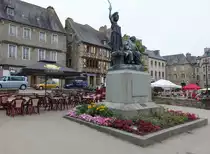 Tr�guier, Place du Martray mit Denkmal f�r Ernest Renan (14.07.2015)