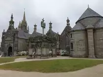 Guimiliau, Pfarrbezirk mit Kalvarienberg und St. Miliau Kirche, der Kalvarienberg entstand von 1581 bis 1588 und gilt mit seinen 200 Figuren als der zweitgr��te in der Bretagne (14.07.2015)