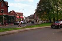 Blick auf Bernards Green - hier kann man in vielen kleinen L�den einkaufen gehen (alle was man f�r den t�glichen Bedarf braucht - Haushaltswaren, Gem�seladen, Weinladen, Supermarkt und vieles mehr)