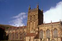 Great Malvern Priory - S�dostseite - Das ehemalige Bendektinerkloster (1075-1540) ist heute eine Pfarrkirche.