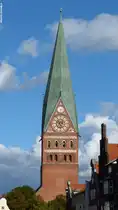 Evangelische St. Johanniskirche mit seinem etwas schiefen Kirchturm in L�neburg (September 2012)