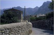 Au�erhalb der engen Innenstadt ist S�ller locker bebaut, doch ist es auch dort gepr�gt von Geb�uden, die zur Landschaft passen. Scan vom Dia, 2005 (Matthias)