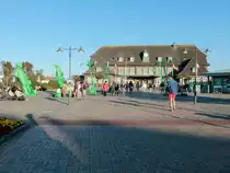 Bahnhofplatz und Bahnhof von Westerland (Sylt) am 13. August 2015.