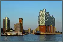 Am 29.08.2015 ist die Elbphilharmonie zumindest �u�erlich weitgehend fertiggestellt und pr�gt die Skyline von Hamburg. Bis zur Er�ffnung sollen allerdings noch 1,5 Jahre vergehen, die f�r den Innenausbau erforderlich sind. Urspr�ngslich war die Fertigstellung bereits f�r das Jahr 2010 vorgesehen. Links ist der Raddampfer Mississippi Queen zu sehen.